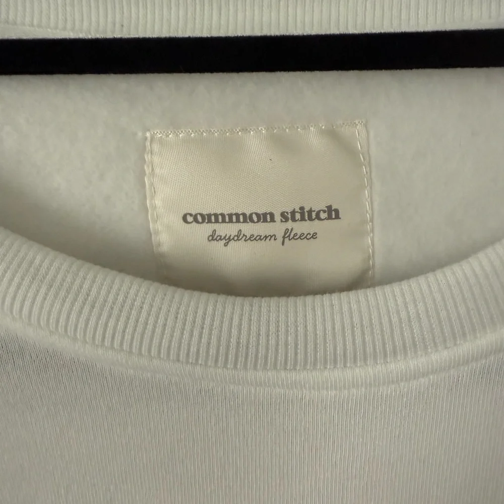 Common Stitch White Cat Sweatshirt with Pink Heart Design